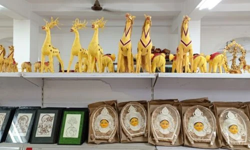 Traditional handicrafts and local artwork in Shantiniketan market area